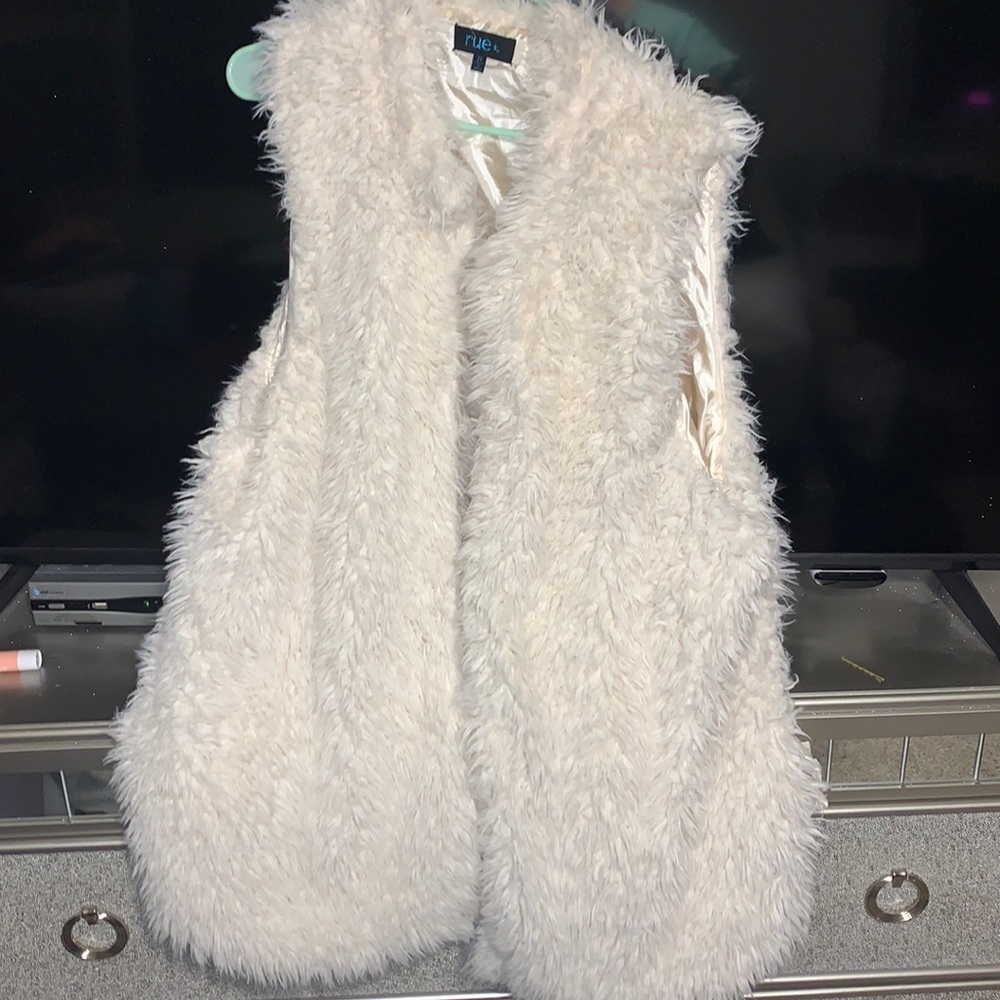 Rue 21 fur vest